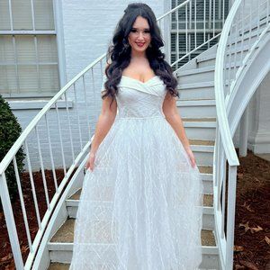 🆕🆕White Off-The-Shoulder Embroidered Maxi Dress